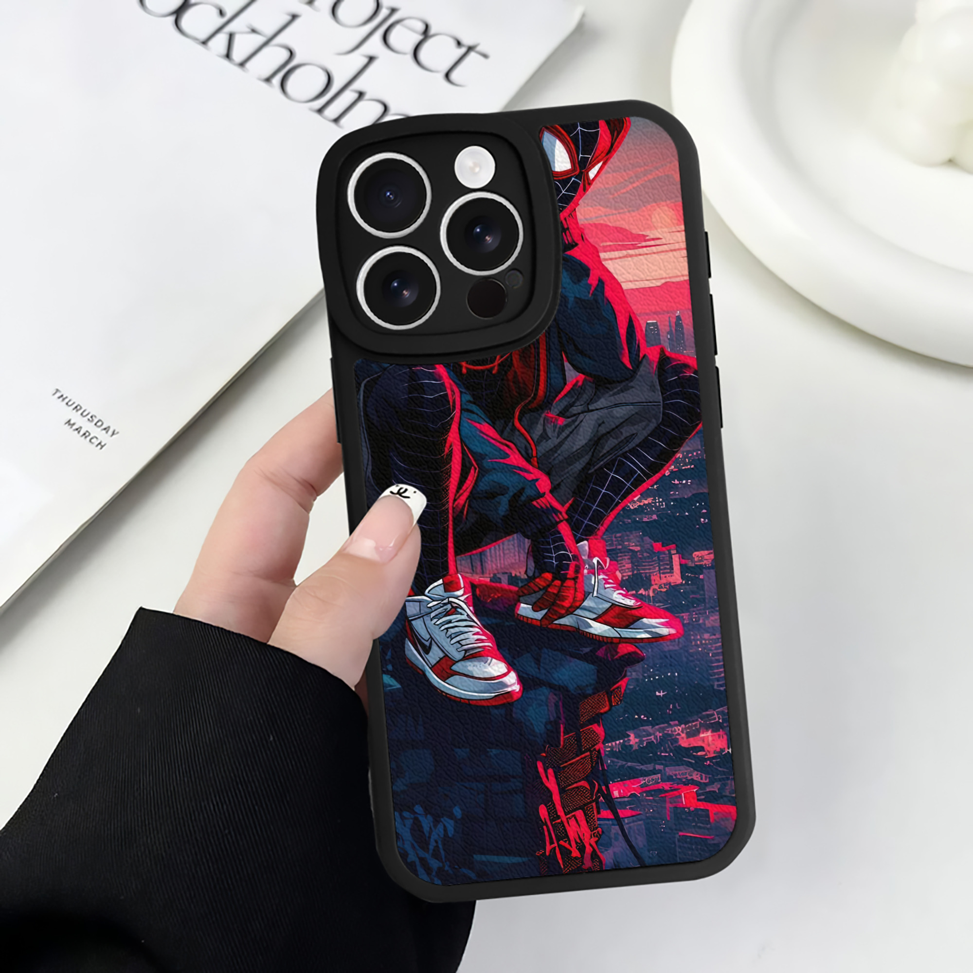 Spider Man スパイダーマン 【iPhone 16シリーズ対応】シリコンスマホケース（レザー調） 材質：シリコン